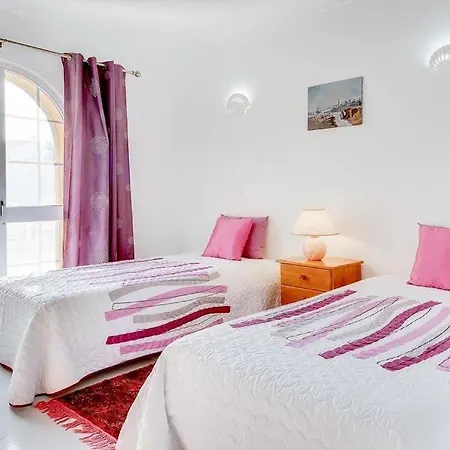 Gale Sleeps 6 Pool Air Con Wifi